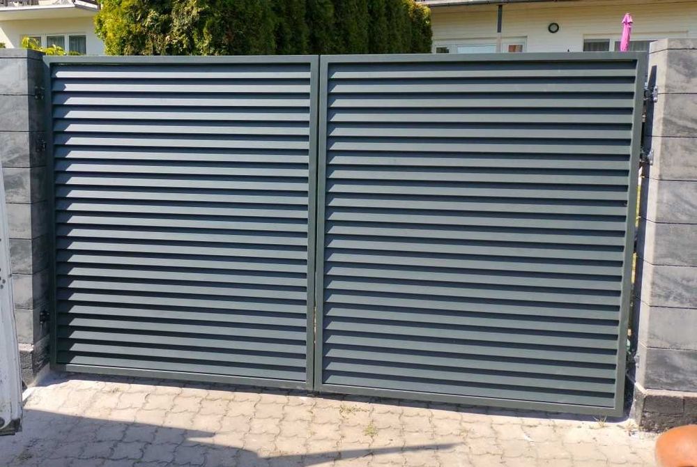Brama dwuskrzydłowa żaluzjowa 4x1,5 m+ furtka 1x1,5. Grube słupy