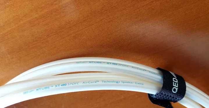 QED Reference XT400 1m + 4x Banana QED Screwloc (single cable)