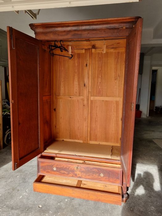 Roupeiro Centenário de Madeira Maciça