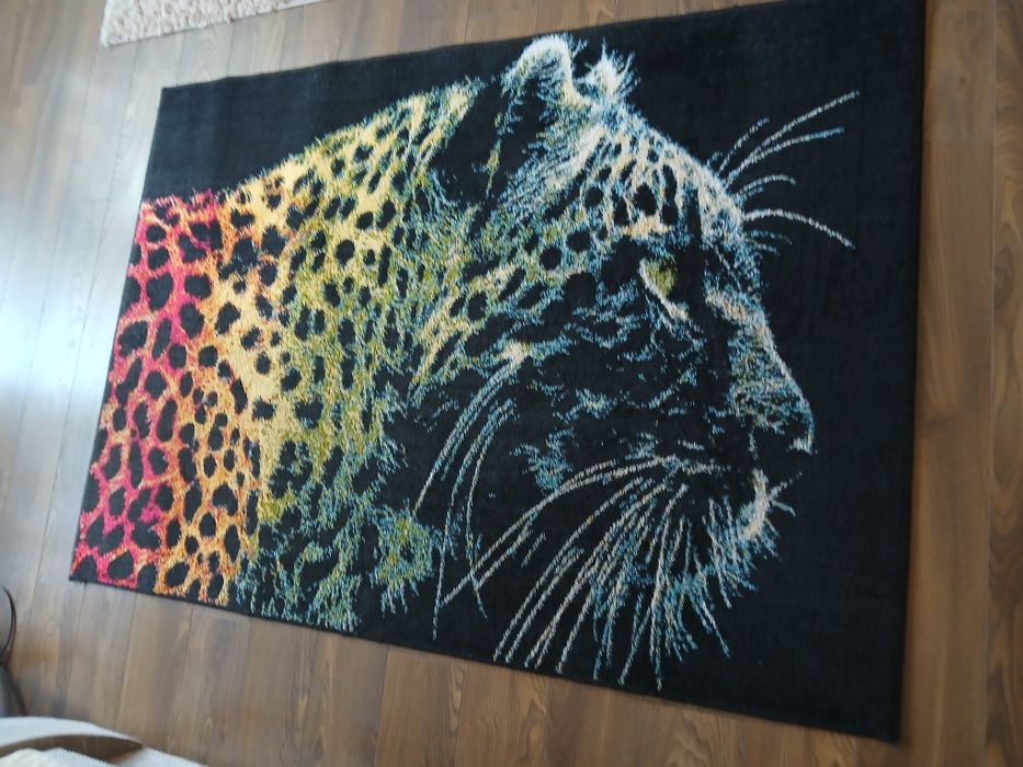Dywan czarny z kolorową panterą