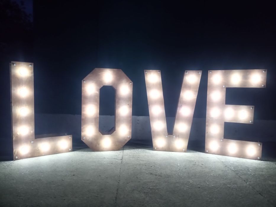 Ретробукви LOVE з підсвіткою висота 1 м фотозона