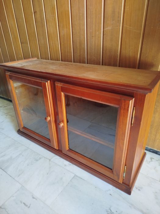 Móvel de apoio baixo em madeira