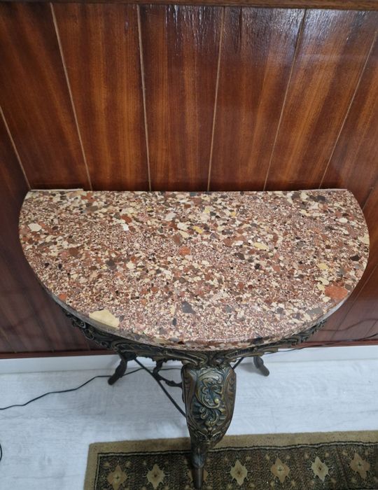 Mesa de apoio com tampo de mármore