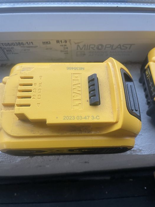 Продам  батареї  Dewalt