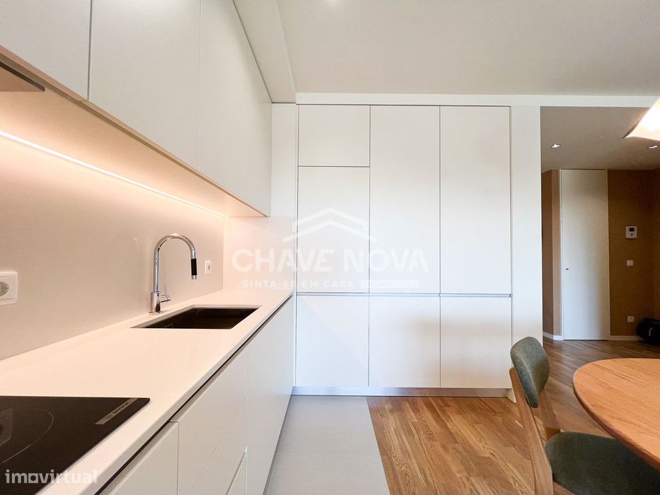 T1 Novo com varanda, garagem e ar condicionado