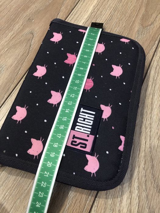 Pojemny piórnik szkolny czarny różowe kotki