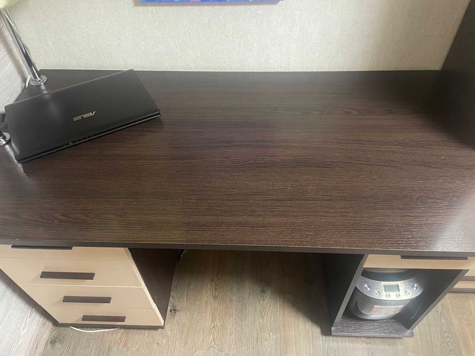 Стіл письмовий з двома тумбами і подвісна шафа над ним