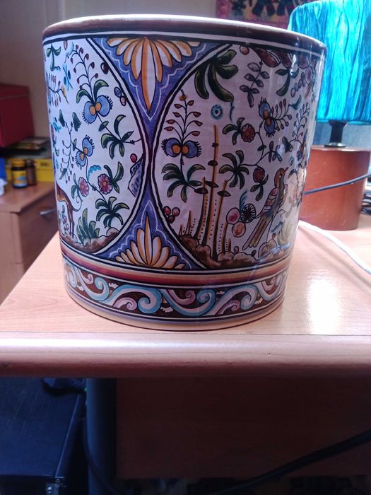 Vaso cilíndrico cerâmica berardos pintado à mão séc. XVII