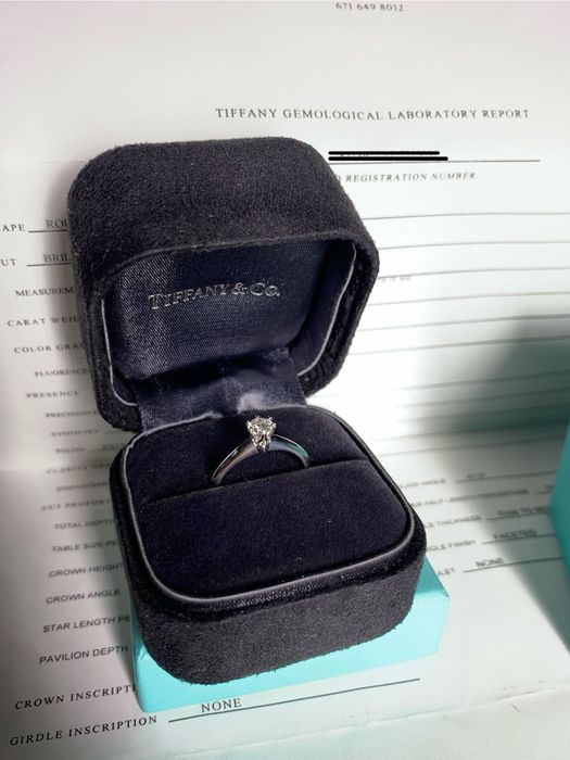 Оригінальна каблучка з діамантом Tiffany & Co