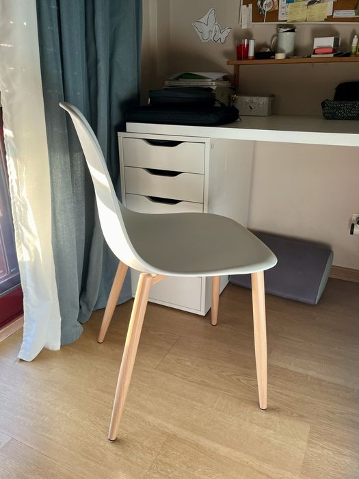 Cadeira branca estilo escandinavo