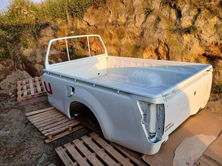 Caixa de carrinha Isuzu NOVA (com todos os acessórios)