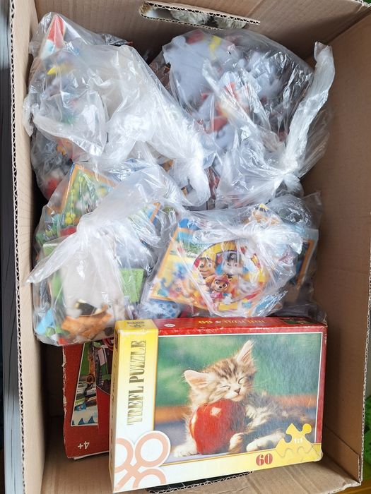Różnego rodzaju puzzle.