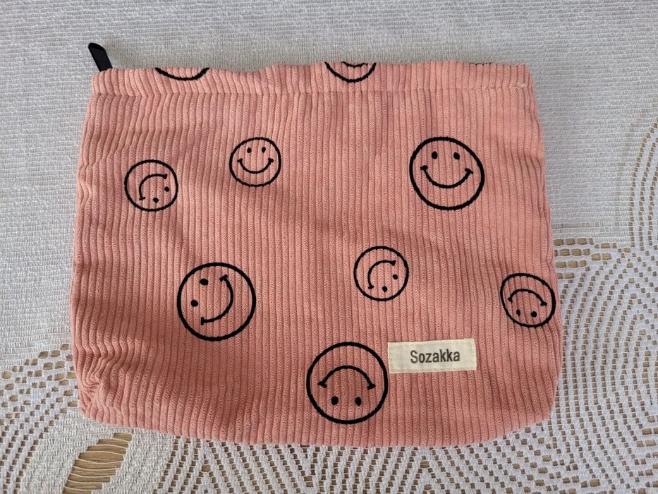 Damska kosmetyczka w kolorze pudrowego różu