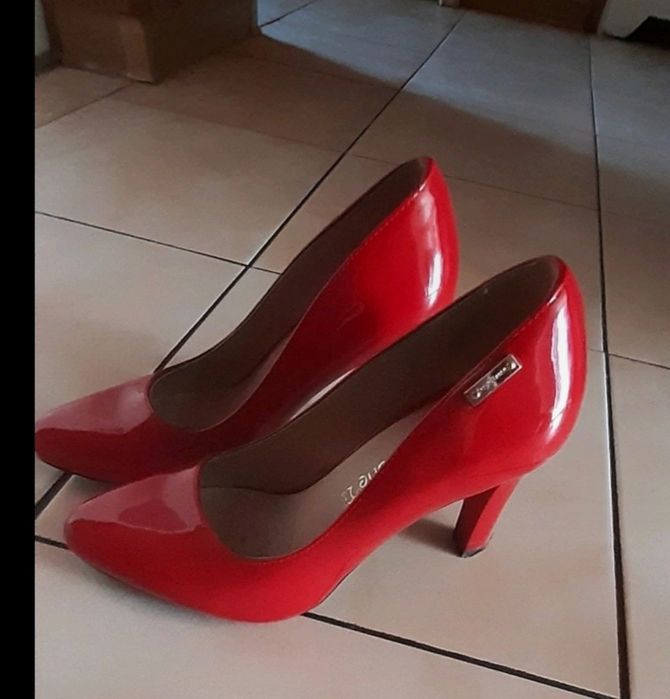 Sprzedam buty czerwone