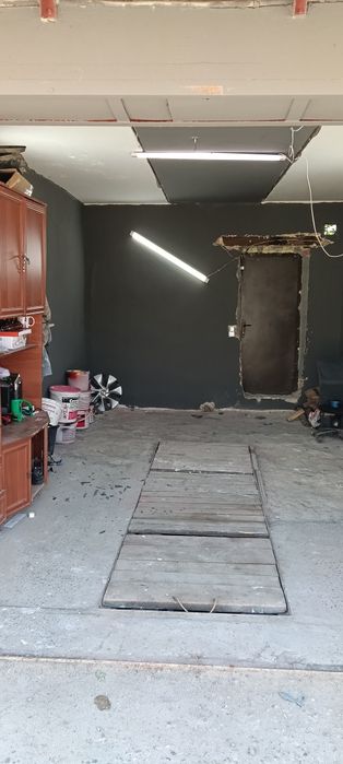 Продам гараж біля тойота з двориком