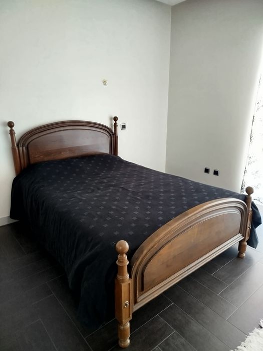 Cama de madeira usada