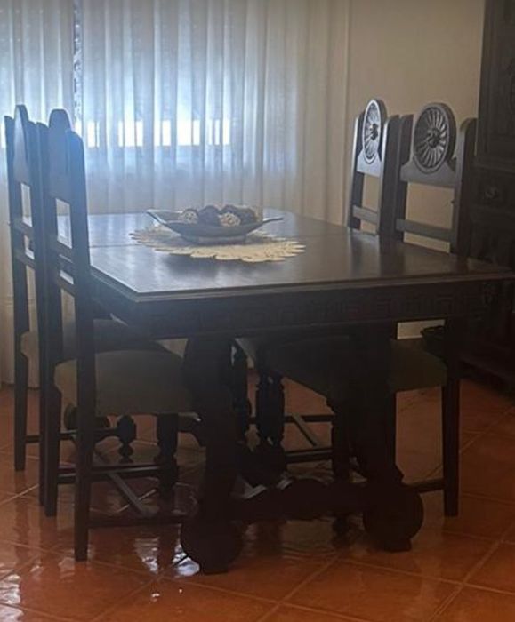 Mesa de madeira maciça e 6 cadeiras
