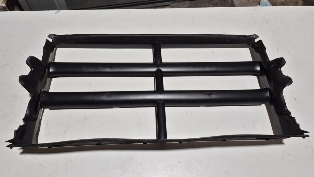Wlot powietrza RangeRover M8E2-8A095-A (uszkodzone)