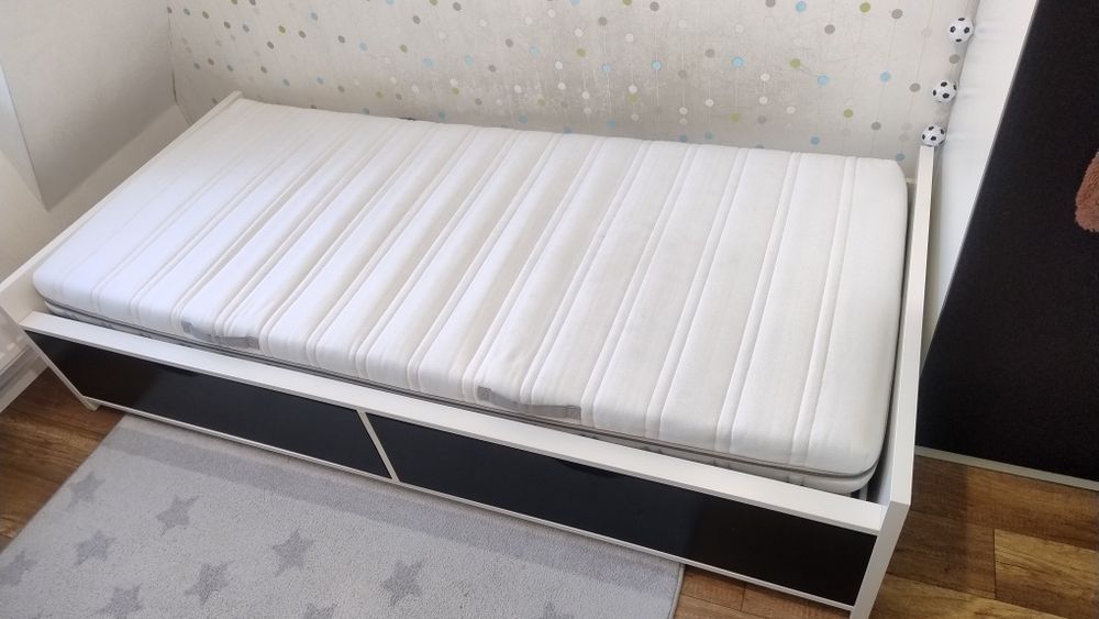 Łóżko IKEA młodzieżowe z szufladami i materacem 90x200