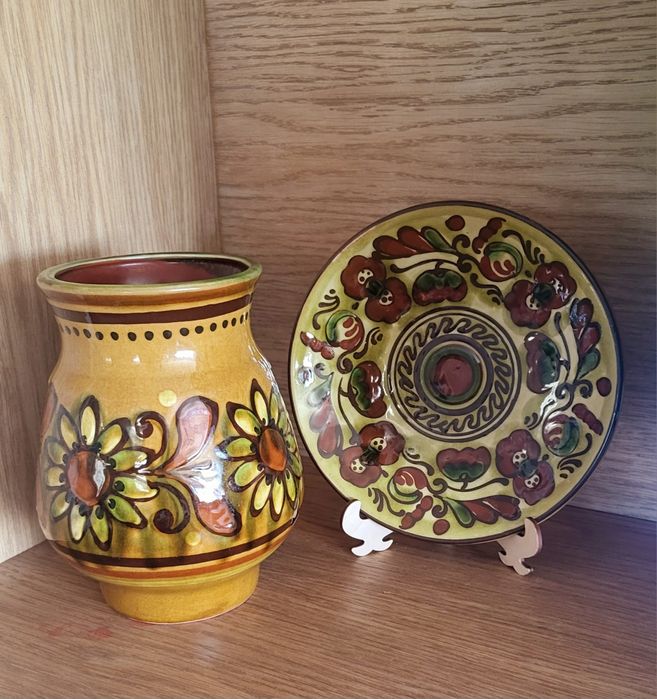 Керамічна ваза та настінна керамічна тарілка. Майоліка