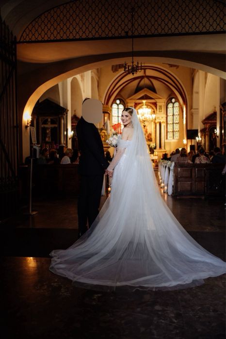 Suknia ślubna z piórkami, gorsetowa, z opadającymi rękawkami