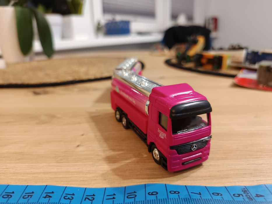 Model samochodu ciężarowego Mercedes z przyczepą skala modelarska 1:87