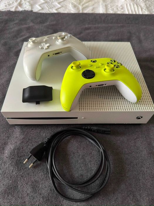 Xbox One S 500GB Como Nova + 2 Comandos + Bateria + Cabos