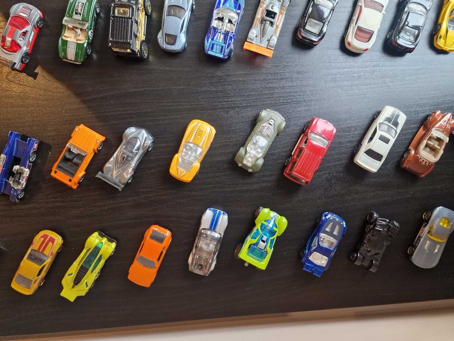 hot wheels około 160 sztuk