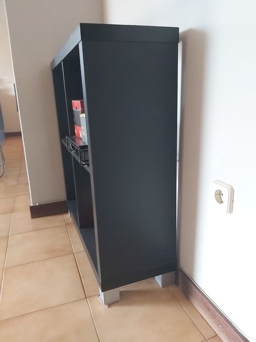 Móvel preto com pés prateados, medidas largura 82cm, altura 88,5cm