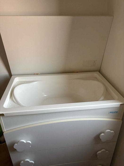 Berço e trocador para bébé