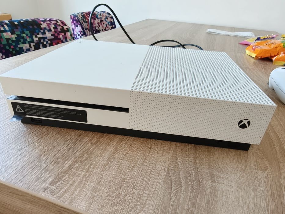 Konsola Xbox one s z padem