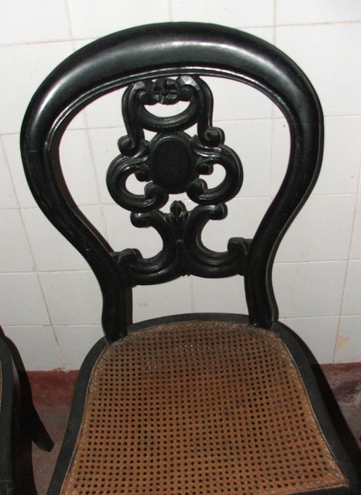 Cadeiras antigas e elegantes