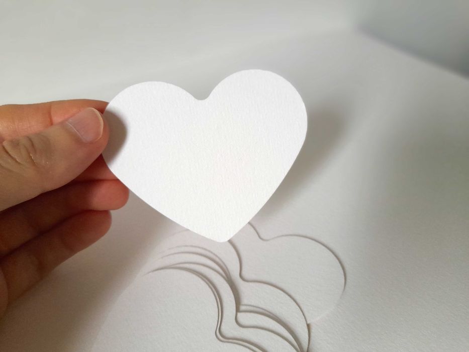 Cartões em forma de coração em papel de aguarela