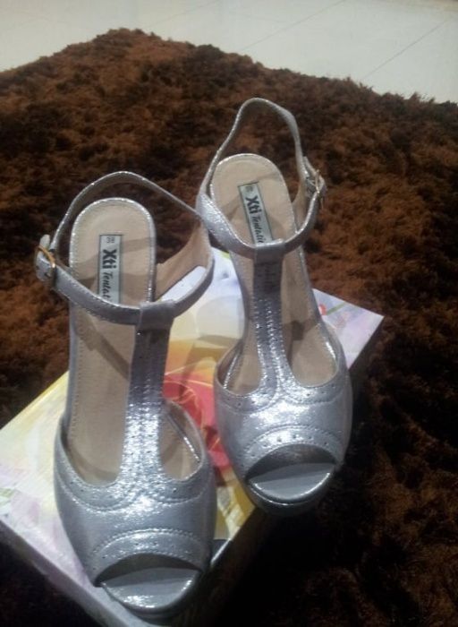 Sandália de senhora como novas