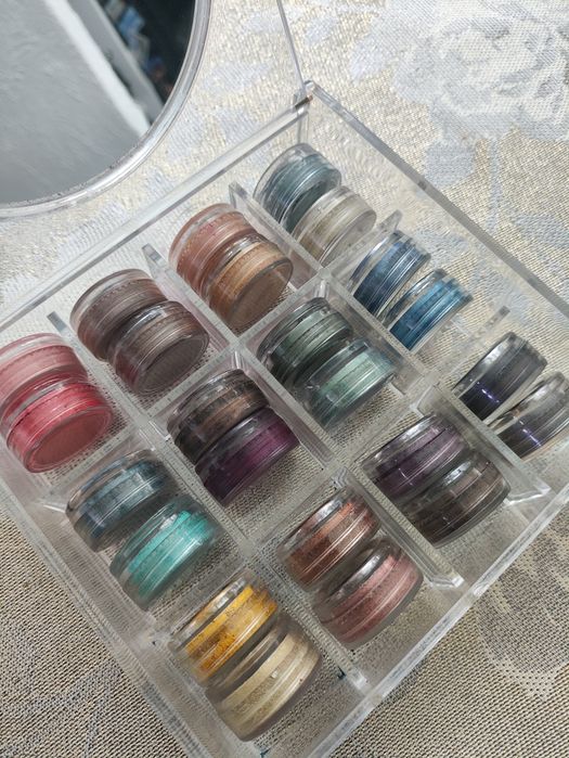 Duży zestaw cieni sypkich 24 w pojemniku z lusterkiem