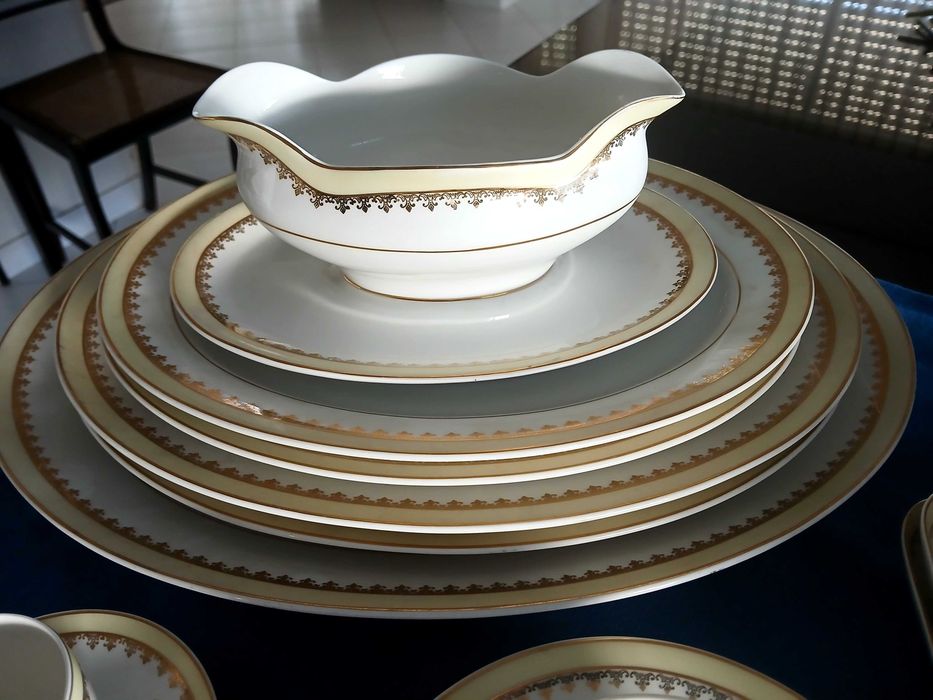 Magnífico Serviço Vista Alegre Antigo (1924-1947) – Porcelana Rendilhada a Ouro (76 peças)