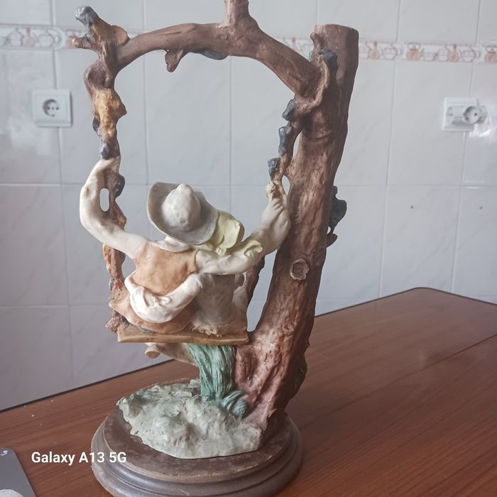 Estatueta em marfinite com casal de enamorados