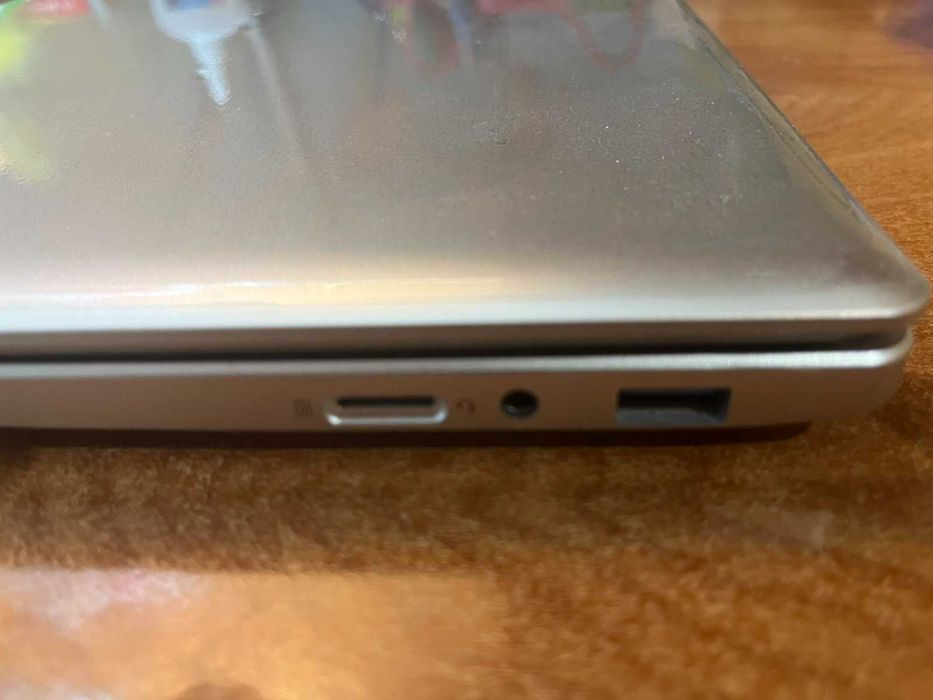 15,6-дюймовий ноутбук Intel Core i3