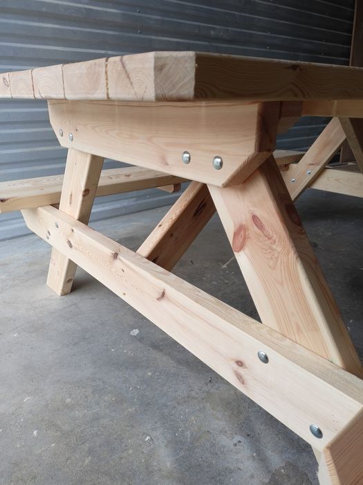 drewniany stół ogrodowy