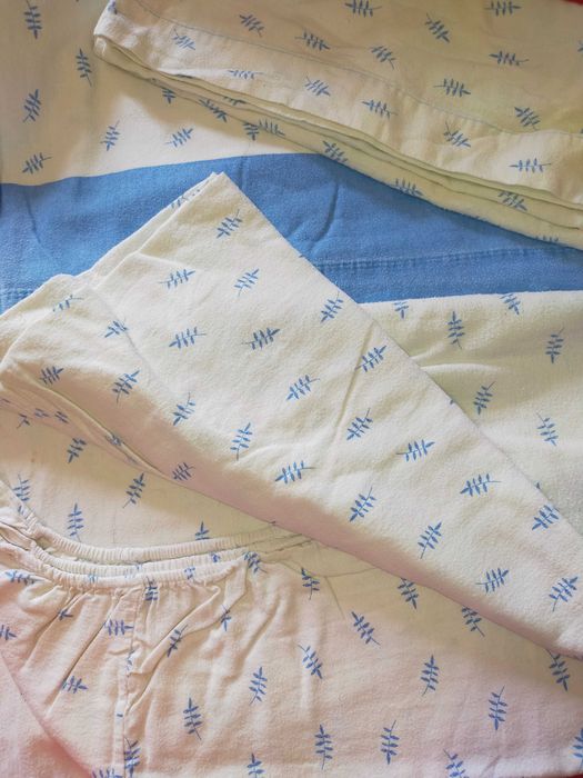 Vários lençóis e capas edredom cama de solteiro