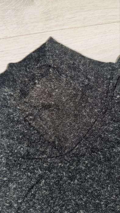 Тепленька сукня до колін по бокам з розрізами