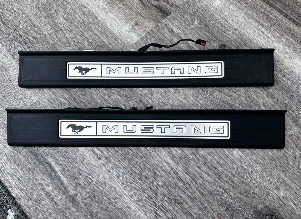 Оригинальные пороги с подсветкой, накладки Ford Mustang 2015-2023