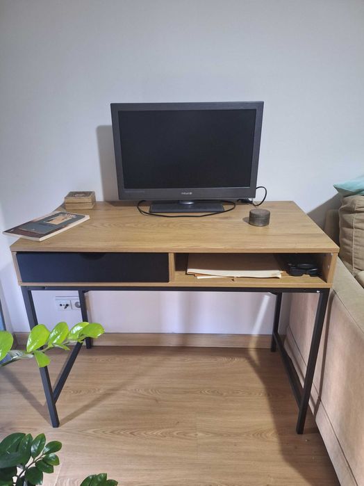 Vende-se secretária - 95/48 cm -  por falta de espaço. preço 60 euros