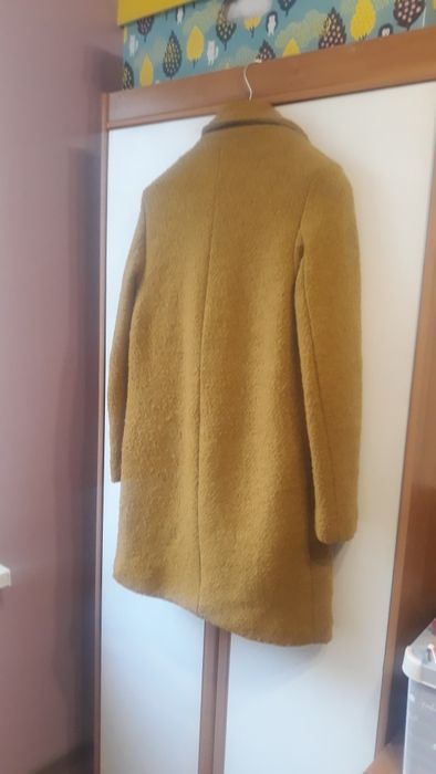 Продам горчичное пальто Reserved