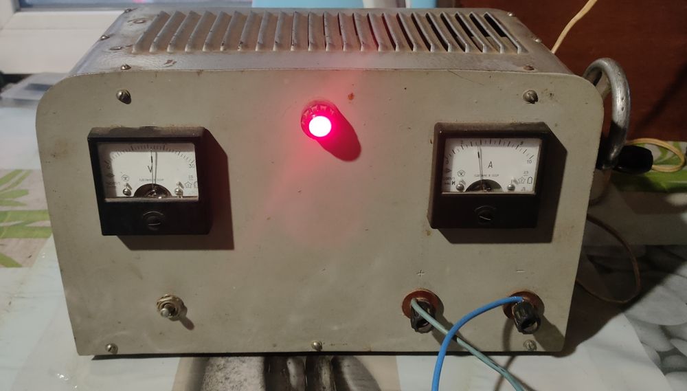 Продам радянський зарядний пристрій 30В  10 А з регулюванням по струму
