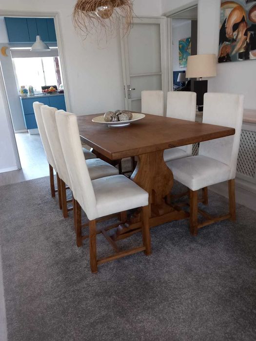 Mesa de sala em madeira castanho maciça e 6 cadeiras