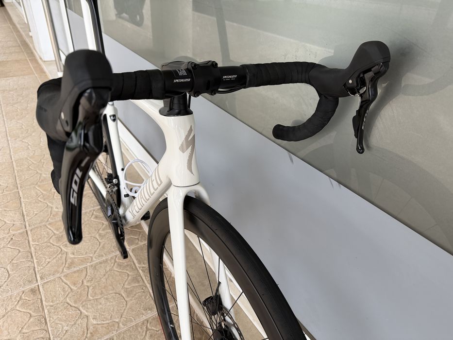 Bicicleta de estrada Specialized - rodas em carbono