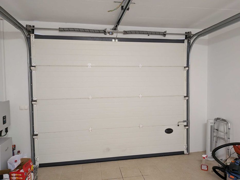 Porta Electrica para garagem Largura 3 metros 2.60 de altura rolante, a funcionar em pleno €500. ou melhor oferta,