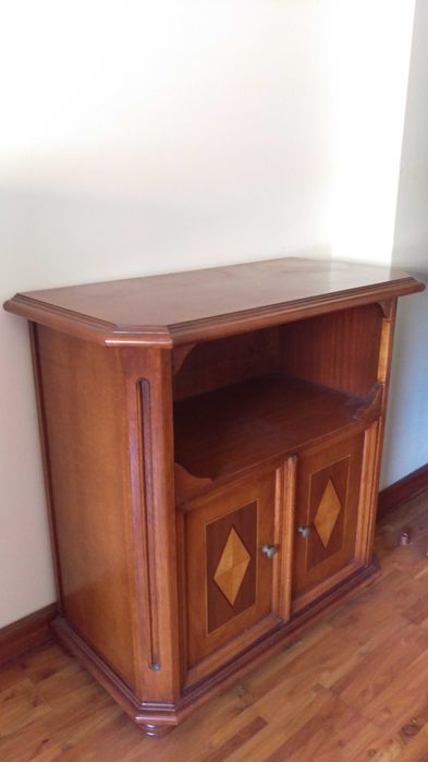 Móvel Armário pequeno TV 2 portas madeira nobre