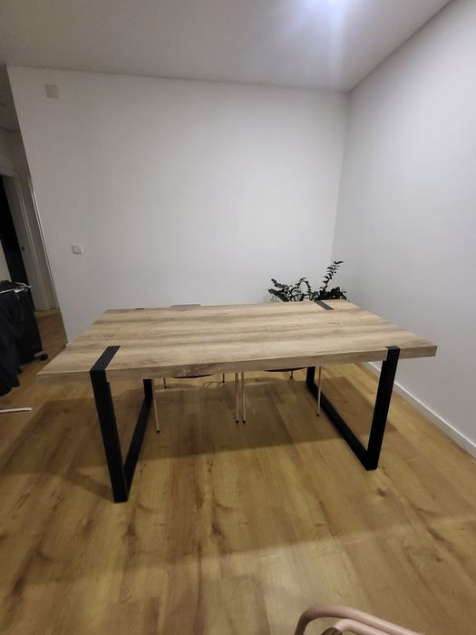 Mesa de Jantar em madeira com pés metálicos